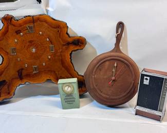 Vintage project clocks and transitor radios - Make sure you go to our HiBid page to see all the items and more pictures.