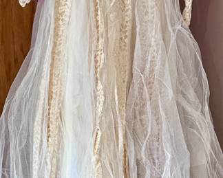 Vintage Wedding Dress - Make sure you go to our HiBid page to see all the items and more pictures.