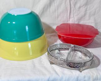 Vintage Pyrex Bowls - Make sure you go to our HiBid page to see all the items and more pictures.