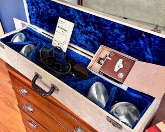 Vintage Keystone camera and lighting - Make sure you go to our HiBid page to see all the items and more pictures.