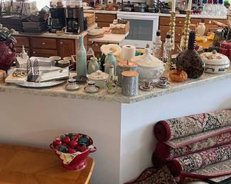 Rugs, household items and kitchen