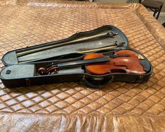 This violin needs work. there are parts in the case.