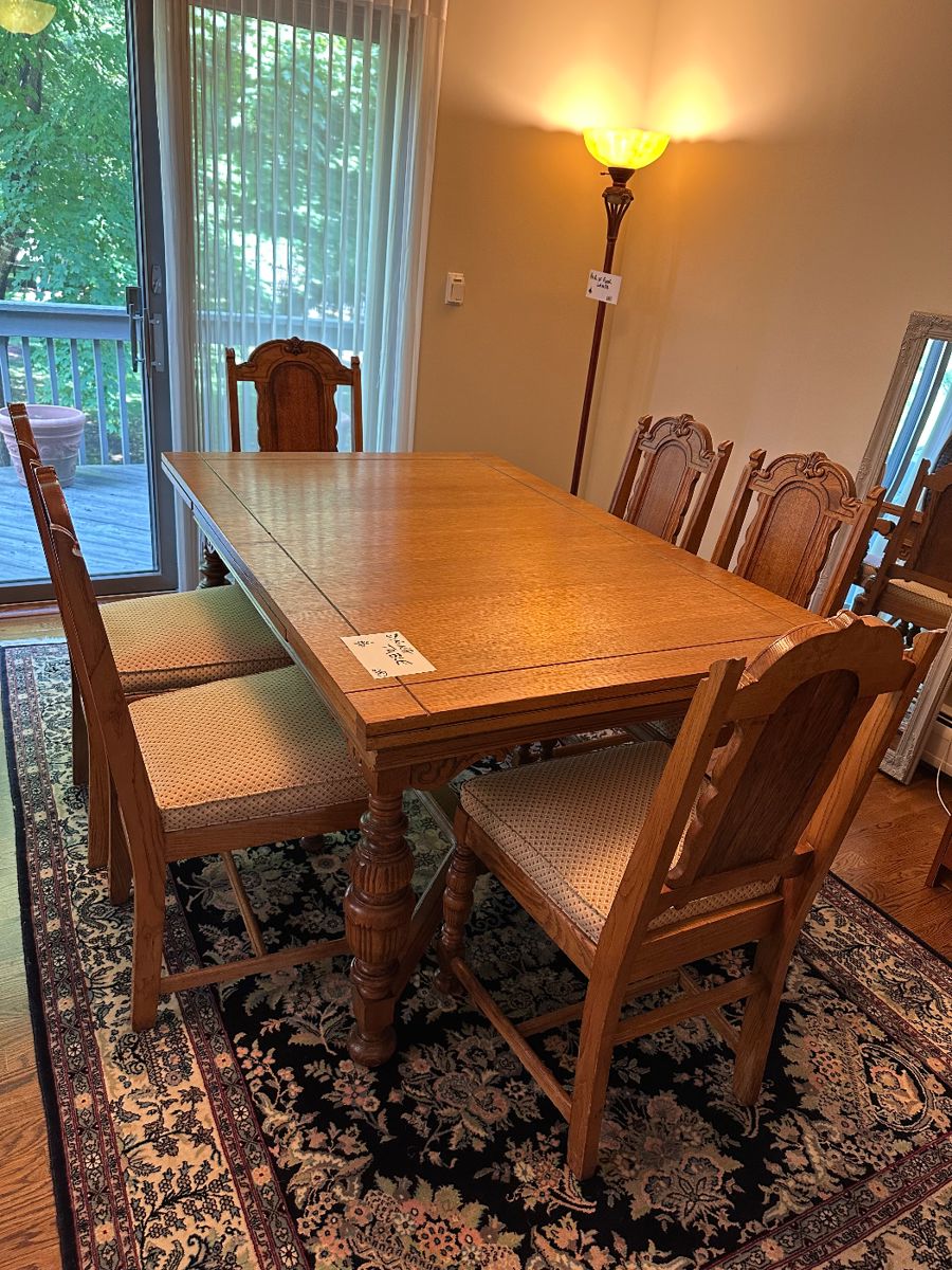 EXPANDABLE DINING TABLE AND 5 CHAIRS