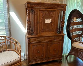 LOVELY HUTCH THAT MATCHES DINING ROOM FURNITURE