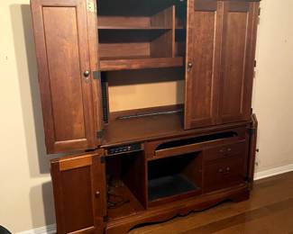 Desk with detachable hutch