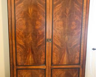 (Piece 1 of 3)National Mount Airy 3 Piece Bedroom Set- $1200
This is a rare find: a vintage 3-piece set by National Mount Airy, known for top-tier American craftsmanship.
This set is of incredible quality, with no pressboard and no shortcuts. The finish is rich and warm with minimal wear.
First come, first served, won't last long at this price.