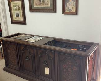 1972 2 way Magnavox stereo system.  Turntable works, 8 track works!
