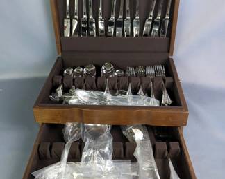 Oneida Deluxe Silverware Set in Wooden Case