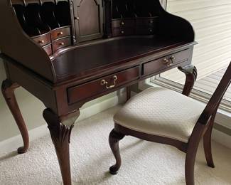 very sweet desk w/chair