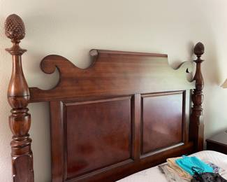 very nice queen bed