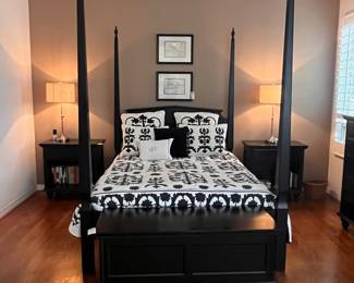 Elegant Four-Poster Bed with Comfort Select Mattress