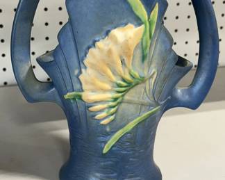 Roseville Pottery Fressia Basket 392-10