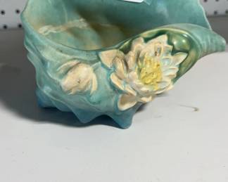 Roseville Pottery Water Lily Conch Shell 445-6