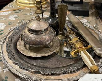 Silverplate dish, plates. Daggers/knifes with sleeve