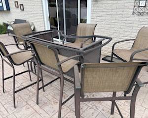 Outdoor patio Set bar glass is missing