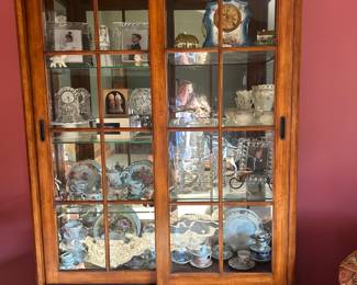 Thimasville furniture Beautiful
China cabinet curio ( not
All items
Inside are
For
Sale.