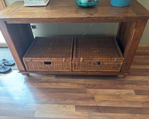 Medium pinewood sofa table with baskets