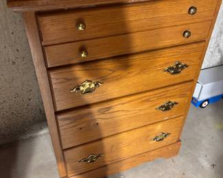 Small
Oak chest of drawers. Has bad glided on a couple of the drawers. Selling as is