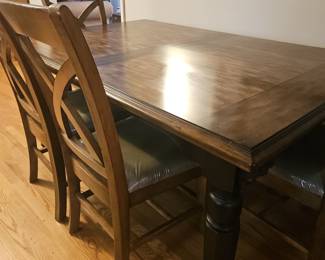 Like new dining room set with 4 chairs, 6 ft x 4ft , 8 ft x 4ft with leaf