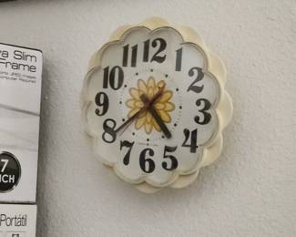 Vintage GE General Electric Wall Clock Electric Yellow Atom Daisy Flower Retro