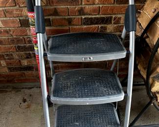 STURDY STEP STOOL