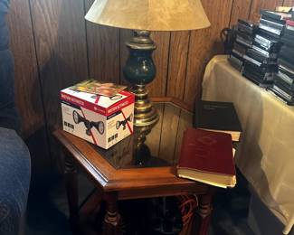 FURNITURE END TABLE AND LAMP