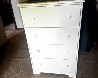 FURNITURE WHITE CHEST OF DRAWERS