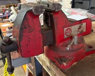 Mac Tools Large Jaw mechanics vise swivel pipe vintage collectible Wilton USA made