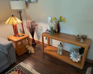 Sofa table and matching end table. There's a matching lifting coffee table too