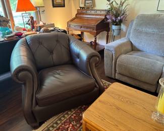 Leather chair by Natuzzi Editions, chocolate brown leather club chair. In excellent condition