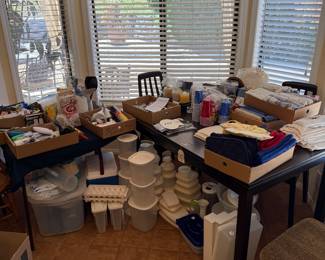 Lots of kitchen items !