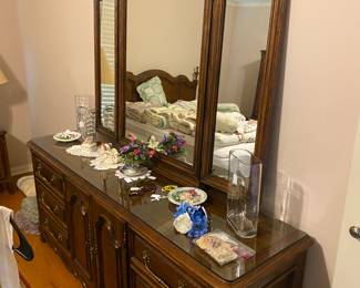 full dresser w mirror, decorative accessories