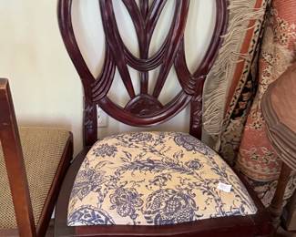 Beautiful single chair - very good condition goes well with antique dressing table or desk