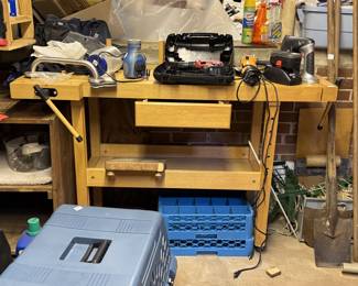 Almost new work bench - great design