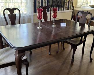 Walnut dining table with 2 extra leaves / 7 chairs - very good condition