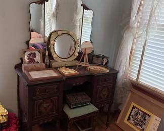 Antique Women's Vanity with Mirror