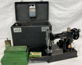 Singer 221 Featherweight Portable Sewing Machine with Accessories and Case