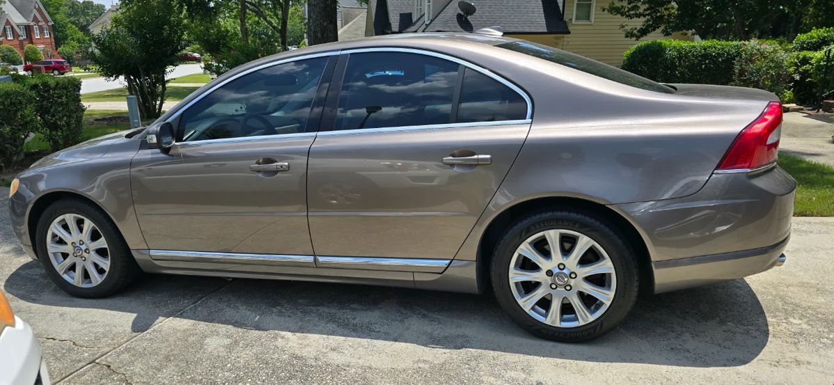 2010 Volvo S80 168k miles Leather interior Moon Roof - Only 1 owner
$4,995