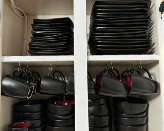 Entire set of 16 pieces dinnerware