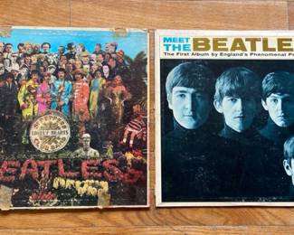2 Vintage Beatles Vinyl Records Including Meet The Beatles Sgt Peppers Lonely Hearts Club Band