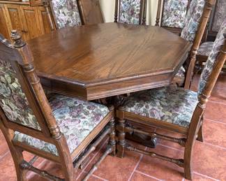 Dining table with 8 chairs and 2 leaves