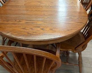 Large dining table w/4 leaves