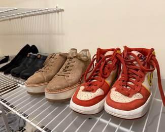 Womens' NIKE high rise dunks, size 6 1/2