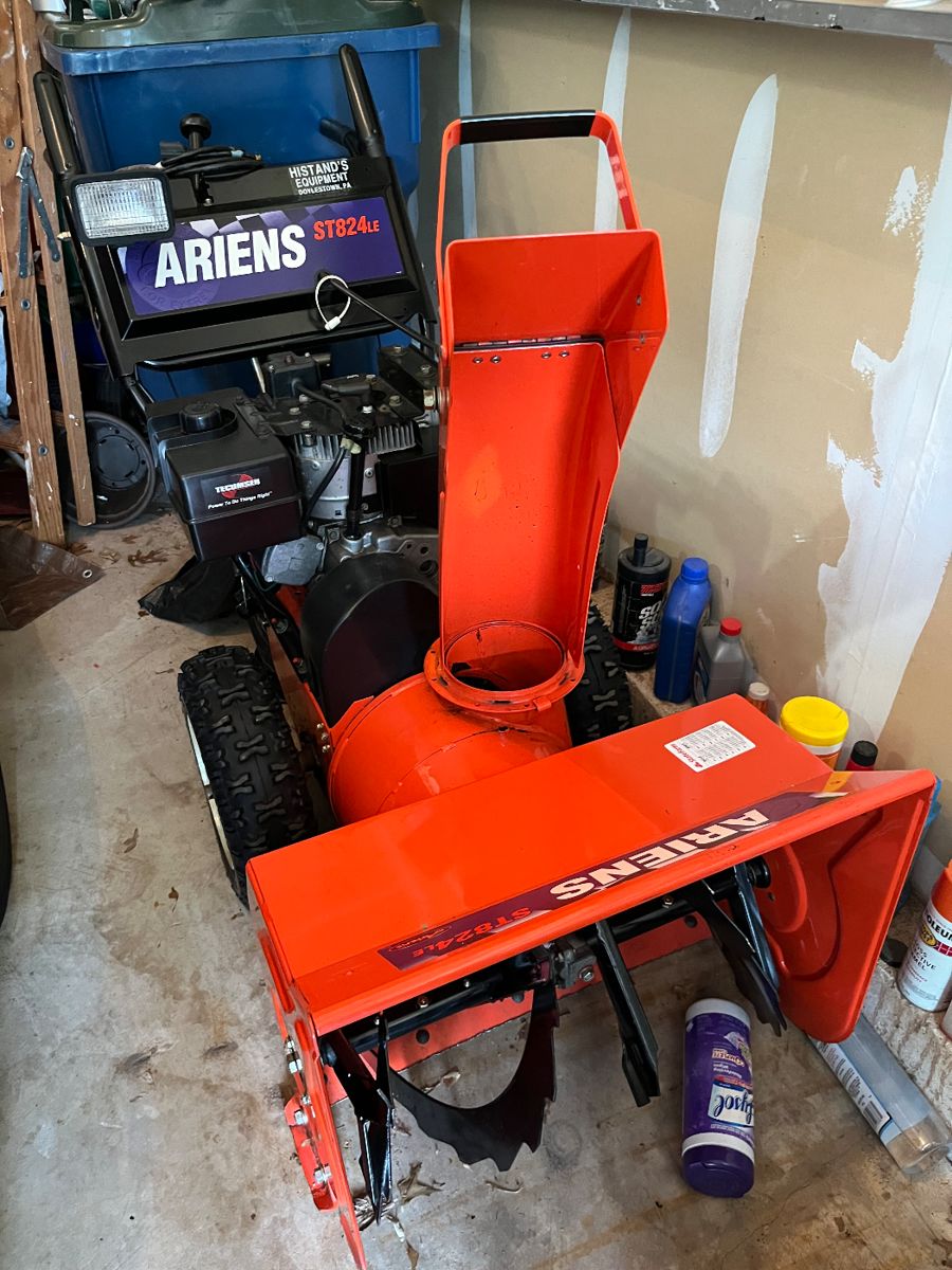ARIENS snow blower...like new [Winter is coming!]