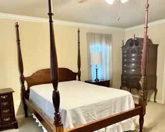 Uthmanor queen four reed carved post bed