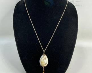 Pendant Necklace with Ceramic and Gold-Plated Design