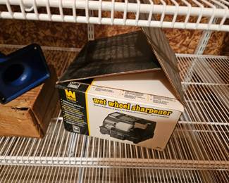 Wet wheel sharpener