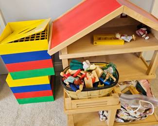 Doll house with accessories 