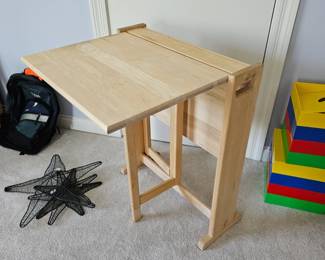 Gate leg table