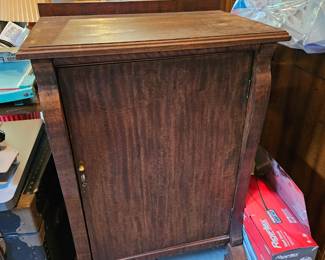 Record cabinet